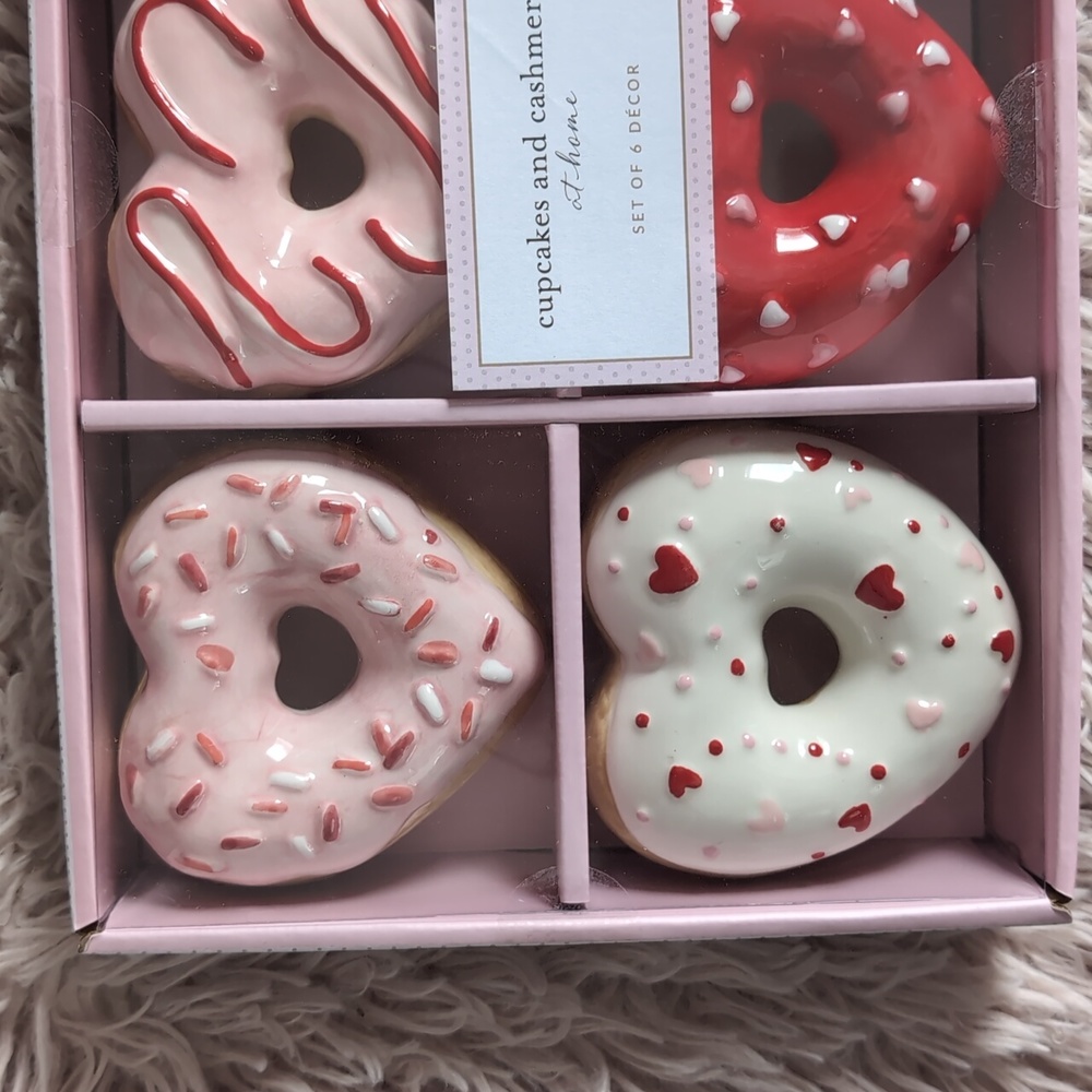 ❌SOLD❌VHTF Cupcakes Cashmere 🍩 Heart Shaped Donut Decor (6 pack) - Picture 2 of 3